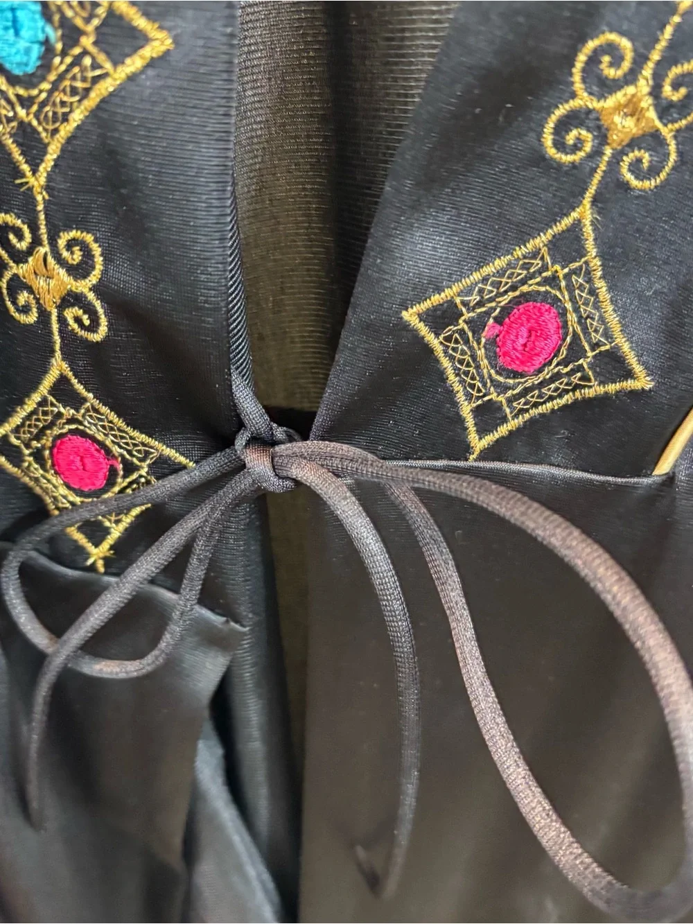 RARE Vintage 1970’s‎ Vanity Fair Black Robe w/Embroidered Detail Size Small